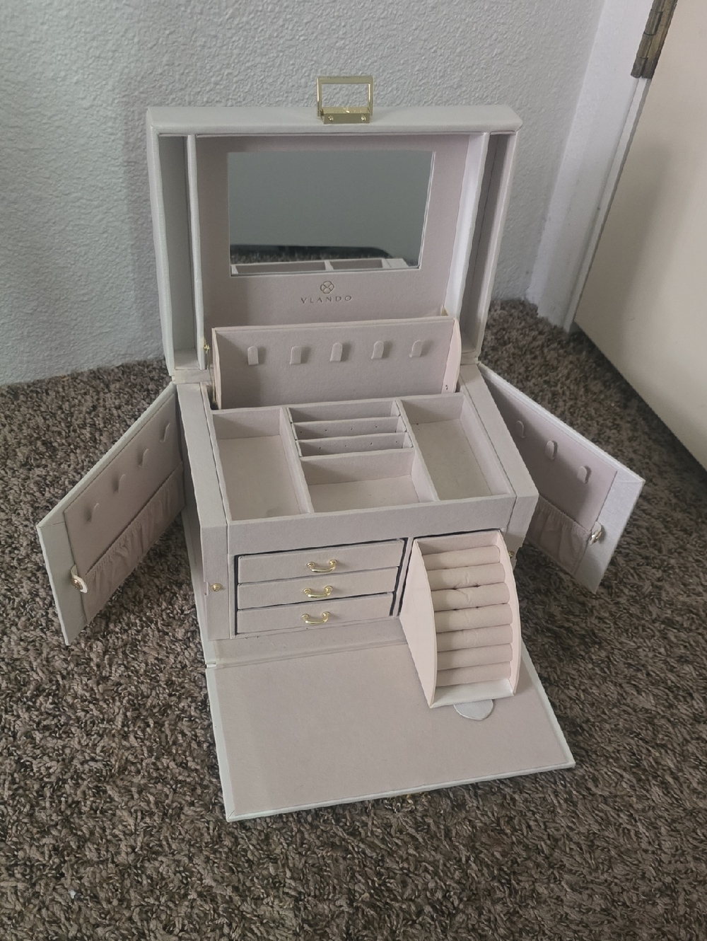Vlando Irredesent White & Beige W/ Gold Hardware Jewelry Box Organizer (EUC)✨️